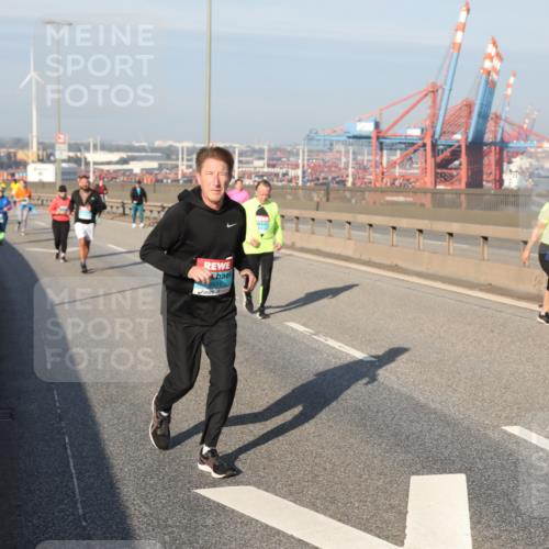 03.10.2025 - Köhlbrandbrückenlauf Yannick Fuchs http://msf.ph/oto/9182478 03.10.2025 09:00:03 Position 2 2511 meine-sportfotos.de