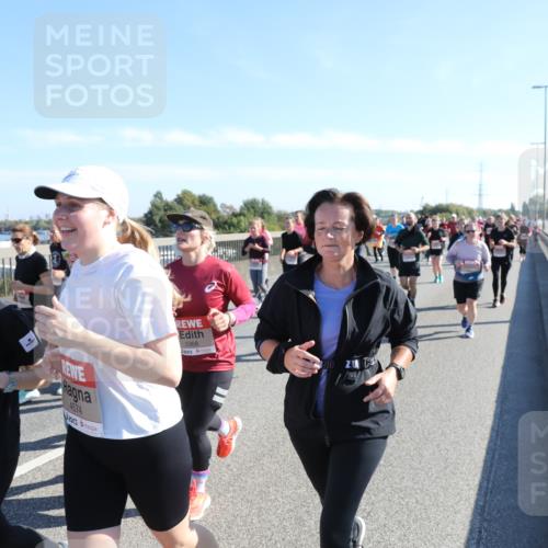 03.10.2025 - Köhlbrandbrückenlauf Yannick Fuchs http://msf.ph/oto/9182687 03.10.2025 11:25:30 Position 3 4575, 4574, 5368, 2 meine-sportfotos.de