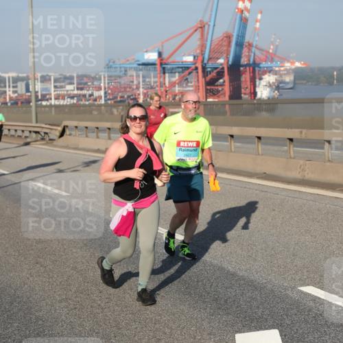 03.10.2025 - Köhlbrandbrückenlauf Yannick Fuchs http://msf.ph/oto/9182746 03.10.2025 09:01:10 Position 2 2427 meine-sportfotos.de