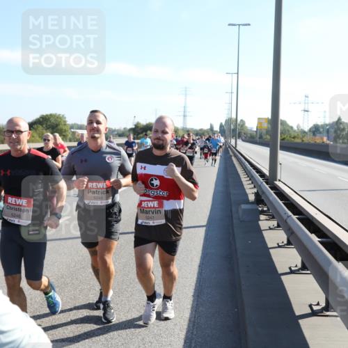 03.10.2025 - Köhlbrandbrückenlauf Yannick Fuchs http://msf.ph/oto/9182797 03.10.2025 11:25:43 Position 3 5246, 5248, 5247 meine-sportfotos.de