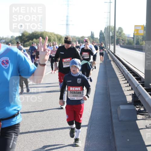 03.10.2025 - Köhlbrandbrückenlauf Yannick Fuchs http://msf.ph/oto/9182877 03.10.2025 11:25:53 Position 3 4949, 6358, 6357 meine-sportfotos.de