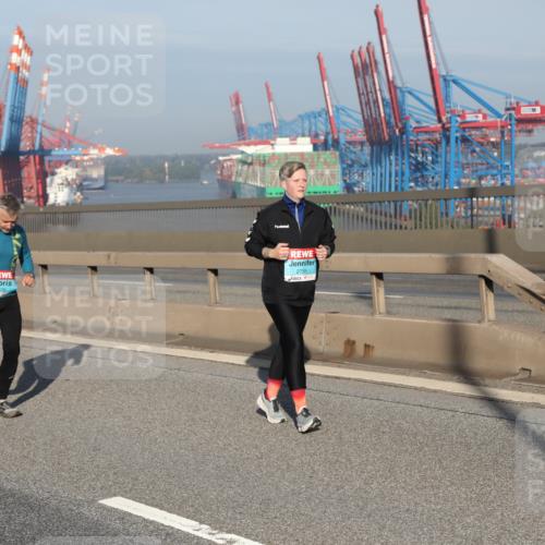 03.10.2025 - Köhlbrandbrückenlauf Yannick Fuchs http://msf.ph/oto/9182944 03.10.2025 09:01:50 Position 2 3438, 2755 meine-sportfotos.de
