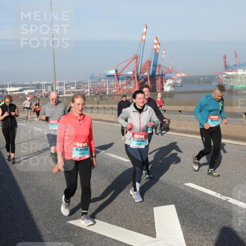 03.10.2025 - Köhlbrandbrückenlauf Yannick Fuchs http://msf.ph/oto/9182961 03.10.2025 09:01:52 Position 2 2513, 3225, 3442, 3438 meine-sportfotos.de