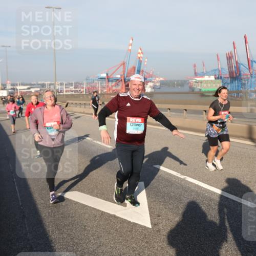 03.10.2025 - Köhlbrandbrückenlauf Yannick Fuchs http://msf.ph/oto/9183092 03.10.2025 09:02:13 Position 2 2418 meine-sportfotos.de