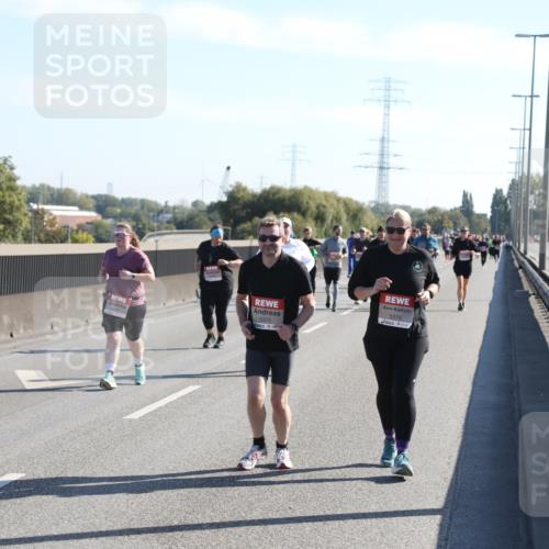 03.10.2025 - Köhlbrandbrückenlauf Yannick Fuchs http://msf.ph/oto/9183196 03.10.2025 11:26:37 Position 3 5375, 5376 meine-sportfotos.de