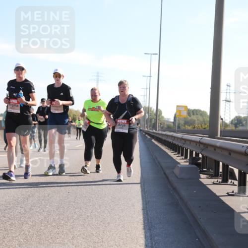 03.10.2025 - Köhlbrandbrückenlauf Yannick Fuchs http://msf.ph/oto/9183347 03.10.2025 11:27:18 Position 3 5445, 6257, 6258 meine-sportfotos.de