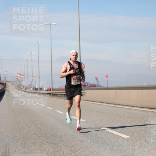 03.10.2025 - Köhlbrandbrückenlauf Yannick Fuchs http://msf.ph/oto/9183582 03.10.2025 11:33:14 Position 3 2, 1 meine-sportfotos.de