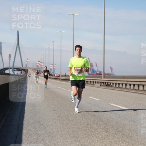 03.10.2025 - Köhlbrandbrückenlauf Yannick Fuchs http://msf.ph/oto/9183594 03.10.2025 11:33:49 Position 3 1 meine-sportfotos.de
