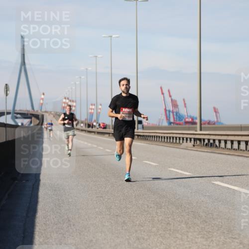 03.10.2025 - Köhlbrandbrückenlauf Yannick Fuchs http://msf.ph/oto/9183608 03.10.2025 11:33:55 Position 3 010 meine-sportfotos.de