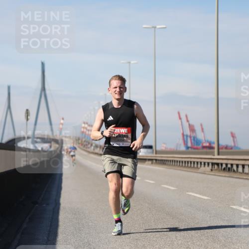 03.10.2025 - Köhlbrandbrückenlauf Yannick Fuchs http://msf.ph/oto/9183623 03.10.2025 11:34:00 Position 3 4004 meine-sportfotos.de
