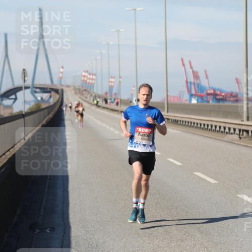 03.10.2025 - Köhlbrandbrückenlauf Yannick Fuchs http://msf.ph/oto/9183633 03.10.2025 11:34:14 Position 3 4033 meine-sportfotos.de