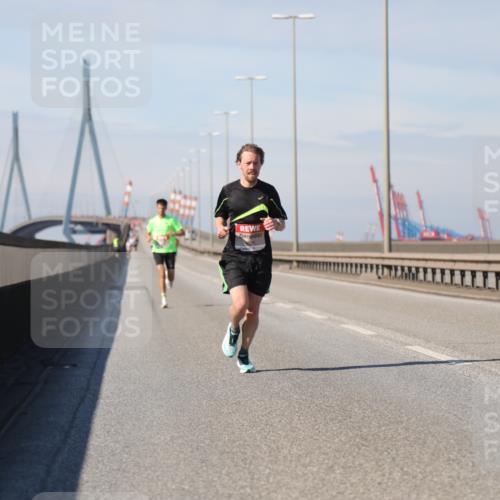 03.10.2025 - Köhlbrandbrückenlauf Yannick Fuchs http://msf.ph/oto/9183799 03.10.2025 11:36:49 Position 3  meine-sportfotos.de