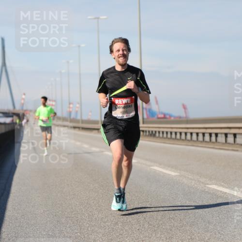 03.10.2025 - Köhlbrandbrückenlauf Yannick Fuchs http://msf.ph/oto/9183804 03.10.2025 11:36:50 Position 3 4035 meine-sportfotos.de
