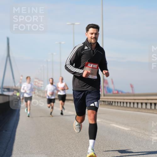 03.10.2025 - Köhlbrandbrückenlauf Yannick Fuchs http://msf.ph/oto/9183861 03.10.2025 11:37:38 Position 3 93 meine-sportfotos.de