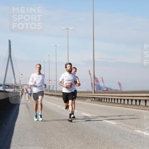 03.10.2025 - Köhlbrandbrückenlauf Yannick Fuchs http://msf.ph/oto/9183869 03.10.2025 11:37:40 Position 3  meine-sportfotos.de