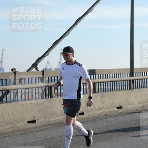 03.10.2025 - Köhlbrandbrückenlauf Yannick Fuchs http://msf.ph/oto/9183882 03.10.2025 08:31:17 Position 1 1907 meine-sportfotos.de