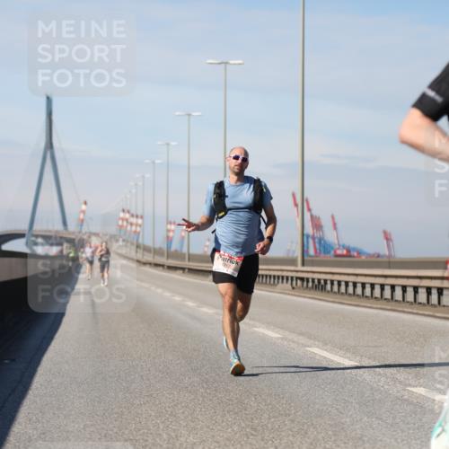 03.10.2025 - Köhlbrandbrückenlauf Yannick Fuchs http://msf.ph/oto/9183932 03.10.2025 11:37:56 Position 3 1017, 6458 meine-sportfotos.de