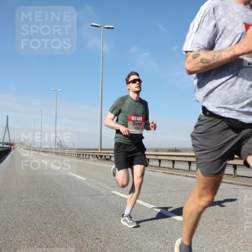 03.10.2025 - Köhlbrandbrückenlauf Yannick Fuchs http://msf.ph/oto/9183979 03.10.2025 11:38:17 Position 3 4058, 4087 meine-sportfotos.de