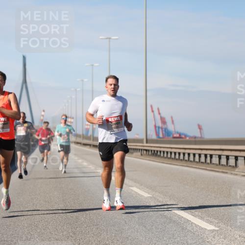 03.10.2025 - Köhlbrandbrückenlauf Yannick Fuchs http://msf.ph/oto/9184040 03.10.2025 11:39:05 Position 3 4019, 6085 meine-sportfotos.de