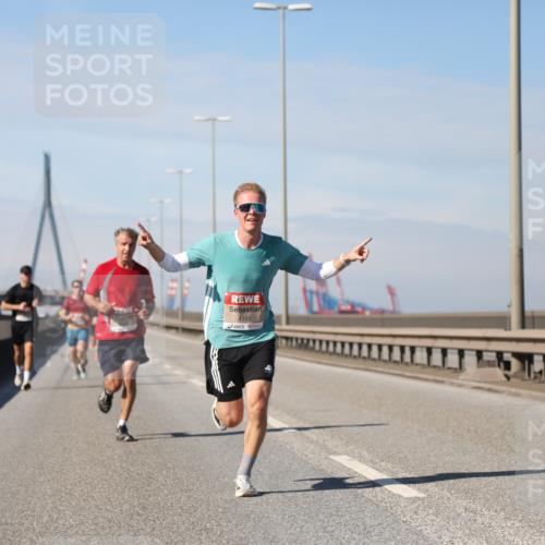03.10.2025 - Köhlbrandbrückenlauf Yannick Fuchs http://msf.ph/oto/9184058 03.10.2025 11:39:09 Position 3 4155 meine-sportfotos.de