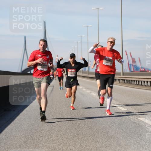 03.10.2025 - Köhlbrandbrückenlauf Yannick Fuchs http://msf.ph/oto/9184091 03.10.2025 11:39:17 Position 3 15, 6656, 4040 meine-sportfotos.de