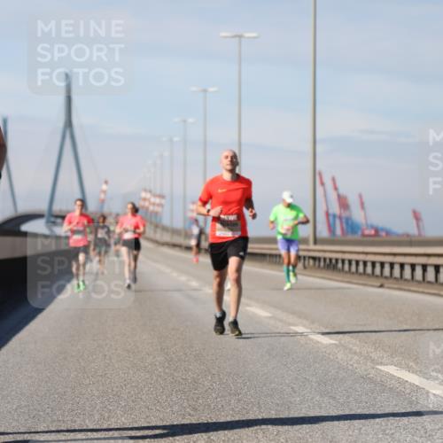 03.10.2025 - Köhlbrandbrückenlauf Yannick Fuchs http://msf.ph/oto/9184154 03.10.2025 11:39:41 Position 3 42, 195, 2, 1, 5, 4029 meine-sportfotos.de