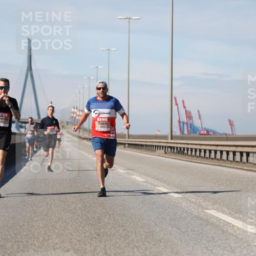 03.10.2025 - Köhlbrandbrückenlauf Yannick Fuchs http://msf.ph/oto/9184248 03.10.2025 11:40:04 Position 3 11, 4079, 4023 meine-sportfotos.de
