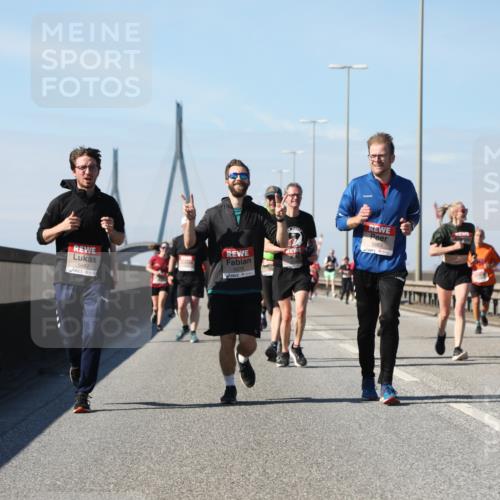 03.10.2025 - Köhlbrandbrückenlauf Yannick Fuchs http://msf.ph/oto/9184388 03.10.2025 12:02:01 Position 3 5882, 5878, 5883 meine-sportfotos.de
