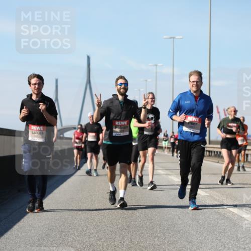 03.10.2025 - Köhlbrandbrückenlauf Yannick Fuchs http://msf.ph/oto/9184391 03.10.2025 12:02:01 Position 3 5882, 5883 meine-sportfotos.de