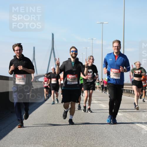 03.10.2025 - Köhlbrandbrückenlauf Yannick Fuchs http://msf.ph/oto/9184393 03.10.2025 12:02:02 Position 3 5882, 5878, 5883 meine-sportfotos.de