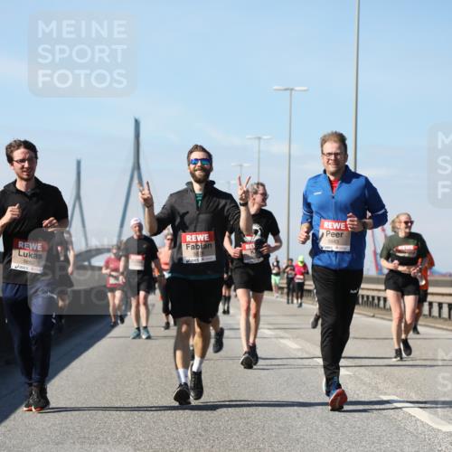 03.10.2025 - Köhlbrandbrückenlauf Yannick Fuchs http://msf.ph/oto/9184394 03.10.2025 12:02:02 Position 3 5882, 587, 5883 meine-sportfotos.de