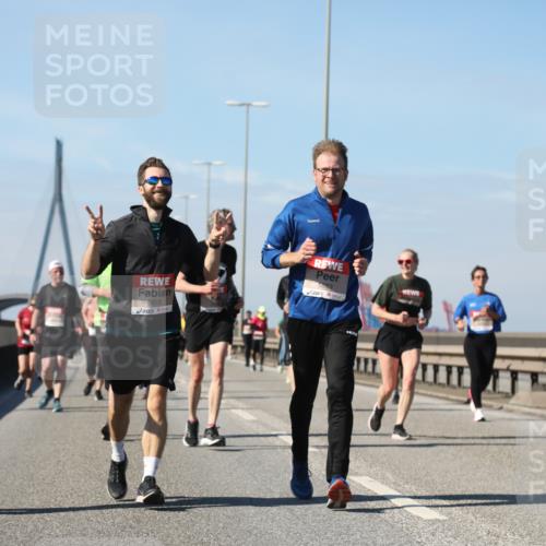 03.10.2025 - Köhlbrandbrückenlauf Yannick Fuchs http://msf.ph/oto/9184398 03.10.2025 12:02:02 Position 3 5882, 5878, 5883 meine-sportfotos.de