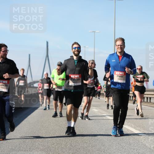 03.10.2025 - Köhlbrandbrückenlauf Yannick Fuchs http://msf.ph/oto/9184401 03.10.2025 12:02:02 Position 3 5882, 5878, 5883 meine-sportfotos.de