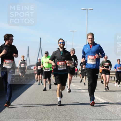 03.10.2025 - Köhlbrandbrückenlauf Yannick Fuchs http://msf.ph/oto/9184403 03.10.2025 12:02:03 Position 3 5882, 5883 meine-sportfotos.de