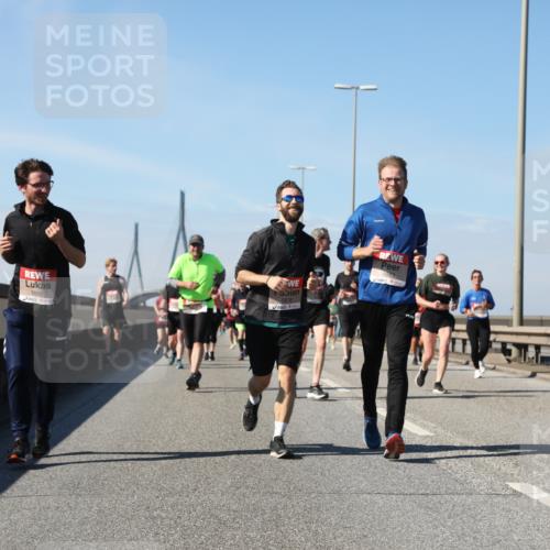 03.10.2025 - Köhlbrandbrückenlauf Yannick Fuchs http://msf.ph/oto/9184408 03.10.2025 12:02:03 Position 3 5882, 5883 meine-sportfotos.de