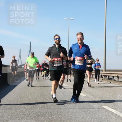 03.10.2025 - Köhlbrandbrückenlauf Yannick Fuchs http://msf.ph/oto/9184411 03.10.2025 12:02:03 Position 3 5882, 5883 meine-sportfotos.de