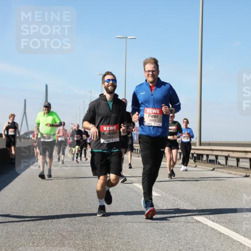 03.10.2025 - Köhlbrandbrückenlauf Yannick Fuchs http://msf.ph/oto/9184413 03.10.2025 12:02:03 Position 3 5882, 5878, 5883 meine-sportfotos.de