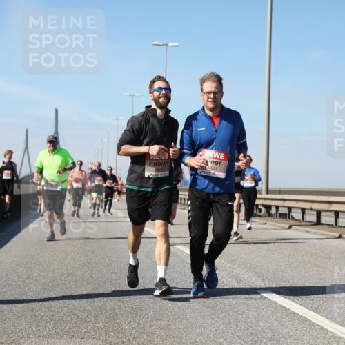 03.10.2025 - Köhlbrandbrückenlauf Yannick Fuchs http://msf.ph/oto/9184415 03.10.2025 12:02:03 Position 3 5882, 5878, 5883 meine-sportfotos.de