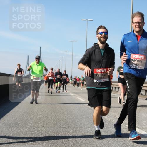 03.10.2025 - Köhlbrandbrückenlauf Yannick Fuchs http://msf.ph/oto/9184422 03.10.2025 12:02:04 Position 3 82, 5878, 5883 meine-sportfotos.de
