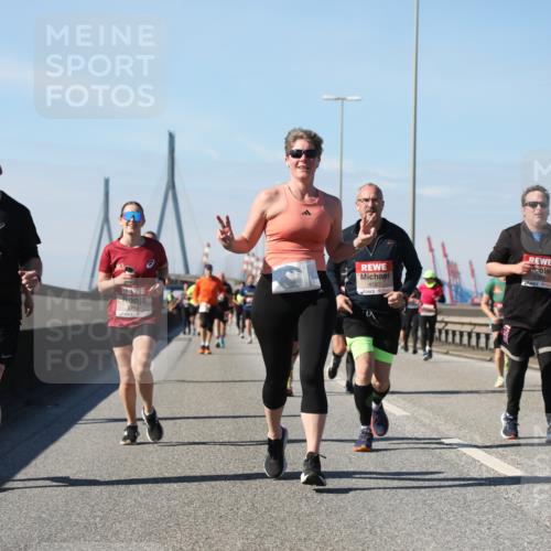 03.10.2025 - Köhlbrandbrückenlauf Yannick Fuchs http://msf.ph/oto/9184476 03.10.2025 12:02:09 Position 3 4587, 5675 meine-sportfotos.de