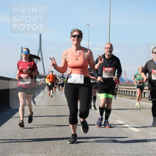 03.10.2025 - Köhlbrandbrückenlauf Yannick Fuchs http://msf.ph/oto/9184483 03.10.2025 12:02:10 Position 3 5675, 4587, 5361 meine-sportfotos.de
