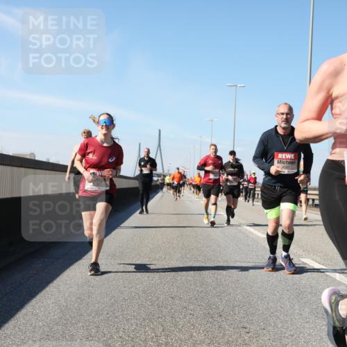 03.10.2025 - Köhlbrandbrückenlauf Yannick Fuchs http://msf.ph/oto/9184502 03.10.2025 12:02:12 Position 3 4587, 5361 meine-sportfotos.de