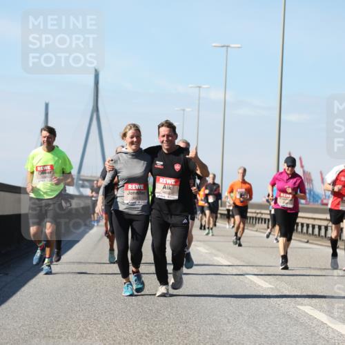 03.10.2025 - Köhlbrandbrückenlauf Yannick Fuchs http://msf.ph/oto/9184650 03.10.2025 12:02:25 Position 3 5085, 4603, 4602 meine-sportfotos.de