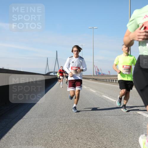 03.10.2025 - Köhlbrandbrückenlauf Yannick Fuchs http://msf.ph/oto/9184655 03.10.2025 11:41:19 Position 3 416, 4096, 4123 meine-sportfotos.de