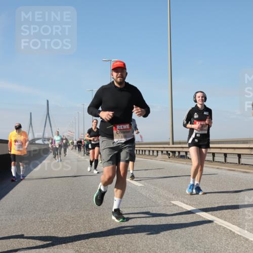 03.10.2025 - Köhlbrandbrückenlauf Yannick Fuchs http://msf.ph/oto/9184905 03.10.2025 12:02:59 Position 3 4875, 5106, 5056 meine-sportfotos.de