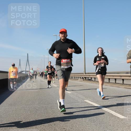03.10.2025 - Köhlbrandbrückenlauf Yannick Fuchs http://msf.ph/oto/9184907 03.10.2025 12:02:59 Position 3 4875, 5106 meine-sportfotos.de