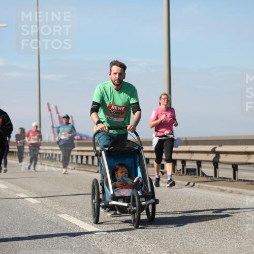 03.10.2025 - Köhlbrandbrückenlauf Yannick Fuchs http://msf.ph/oto/9184966 03.10.2025 12:03:08 Position 3 4239 meine-sportfotos.de