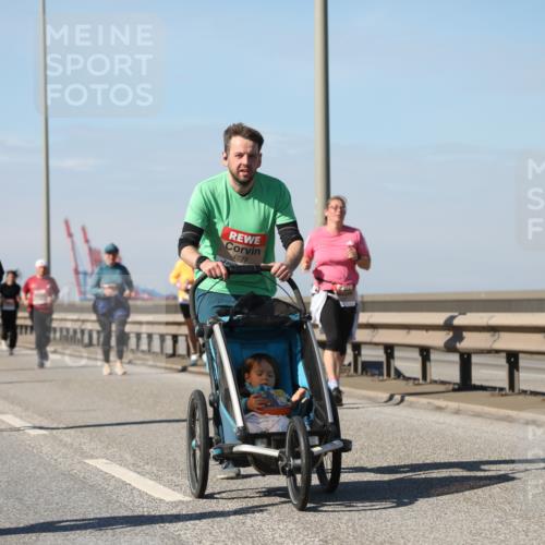 03.10.2025 - Köhlbrandbrückenlauf Yannick Fuchs http://msf.ph/oto/9184970 03.10.2025 12:03:08 Position 3 4239 meine-sportfotos.de