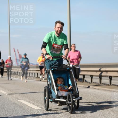 03.10.2025 - Köhlbrandbrückenlauf Yannick Fuchs http://msf.ph/oto/9184971 03.10.2025 12:03:08 Position 3 4239 meine-sportfotos.de