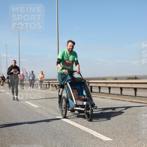03.10.2025 - Köhlbrandbrückenlauf Yannick Fuchs http://msf.ph/oto/9184980 03.10.2025 12:03:09 Position 3  meine-sportfotos.de